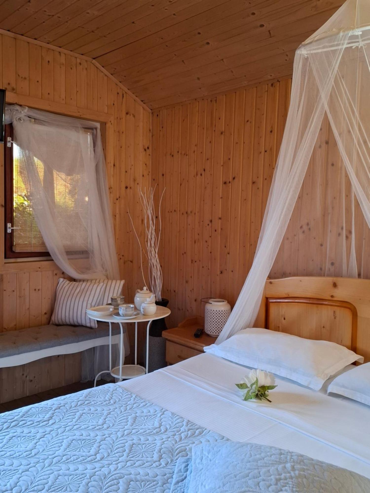 Cabane De Lemn Костінешть Екстер'єр фото